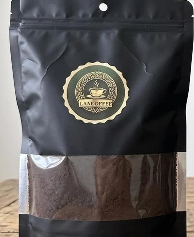 Pacote de café LanCoffee torrado e moído, com janela transparente mostrando o pó